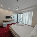 Hotel White Boutique Hotel- *