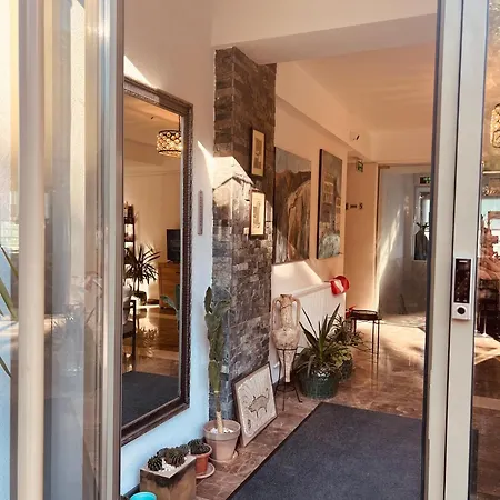 White Boutique Hotel- *