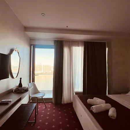 White Boutique Hotel- *