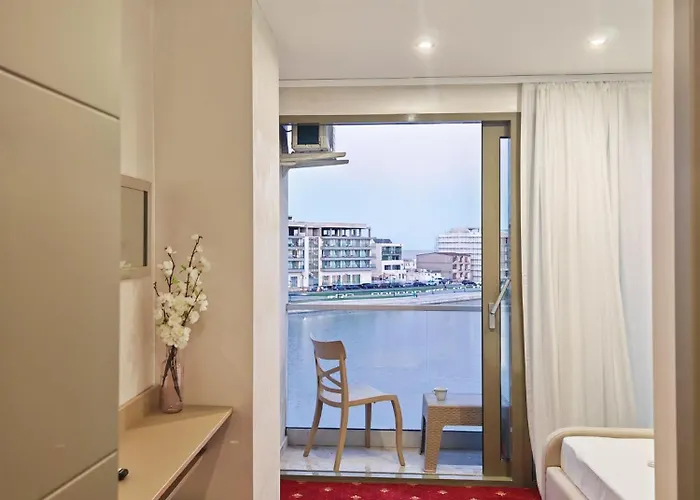 White Boutique Hotel- *