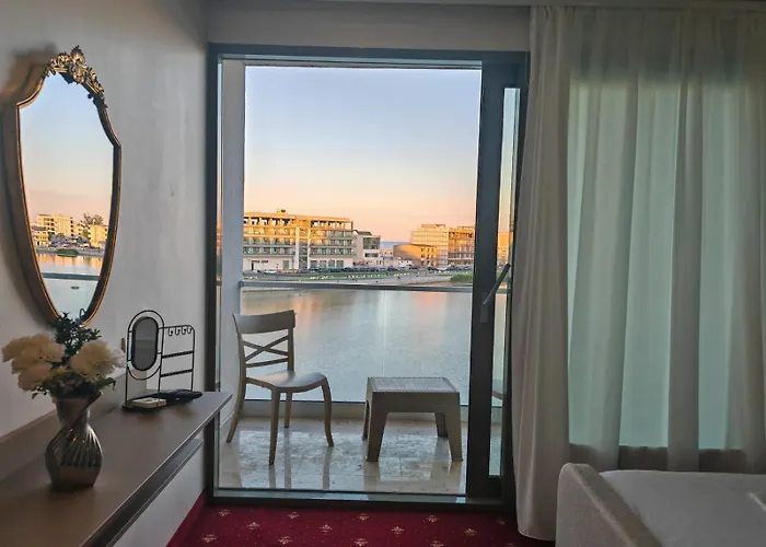 White Boutique Hotel- *