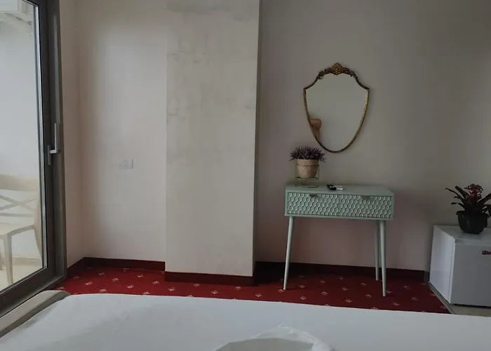 White Boutique Hotel- *